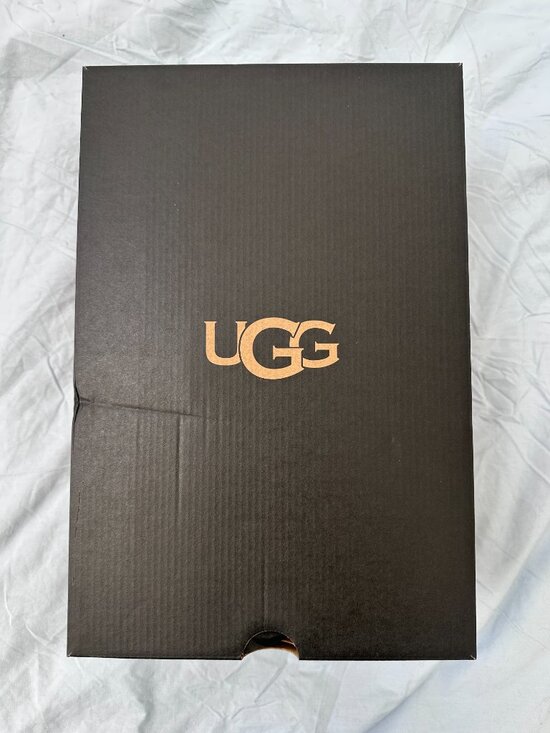 UGG - MEN\'S CLASSIC SLIP ON - BLACK (NEW W/ BOX)